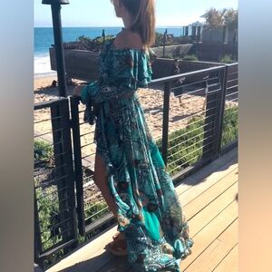 💙 On-Trend FW2026💙
Cosmo— Hi-Low, Bell sleeves, Ruffled, Chiffon. Paisley.